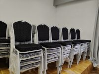 krzesła tapicerowane z metalową ramą ustawione na scenie