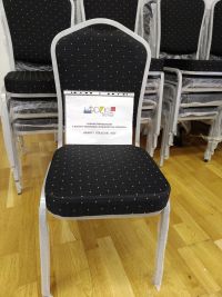 krzesło tapicerowane z metalową ramą z umieszczoną informacją o dofinansowaniu projektu