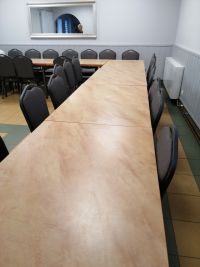 krzesła tapicerowane z metalową ramą ustawione przy stole