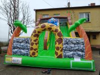 widok dmuchanej zjeżdżalni z przodu