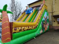 widok dmuchanej zjeżdżalni z boku