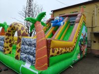 widok dmuchanej zjeżdżalni z boku