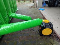 widok zjeżdżalni z tyłu z podłączoną dmuchawą