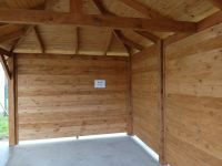 wnętrze altany, ściany z desek